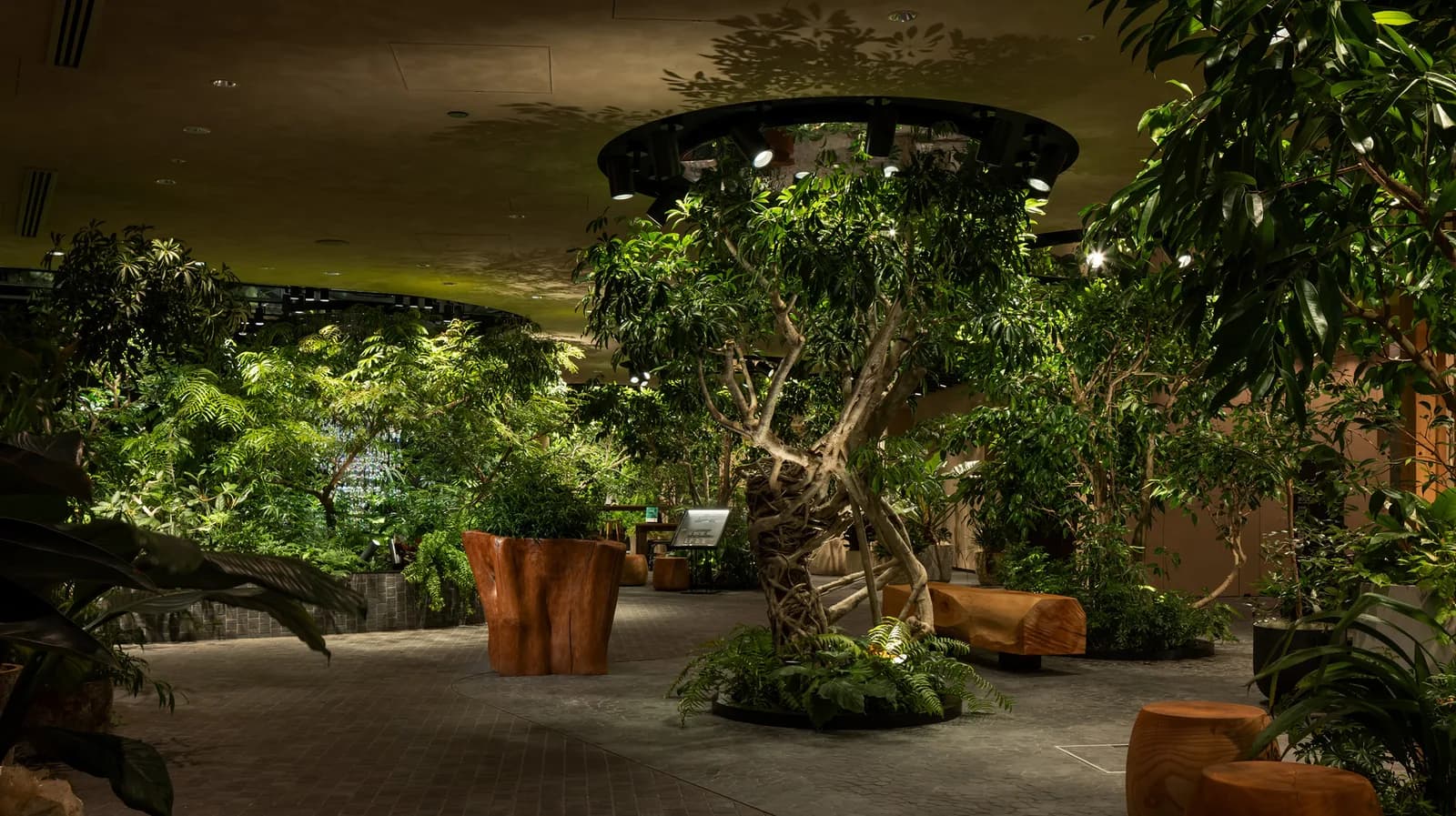 Un jardín interior con árboles dentro de Takanawa Gateway City