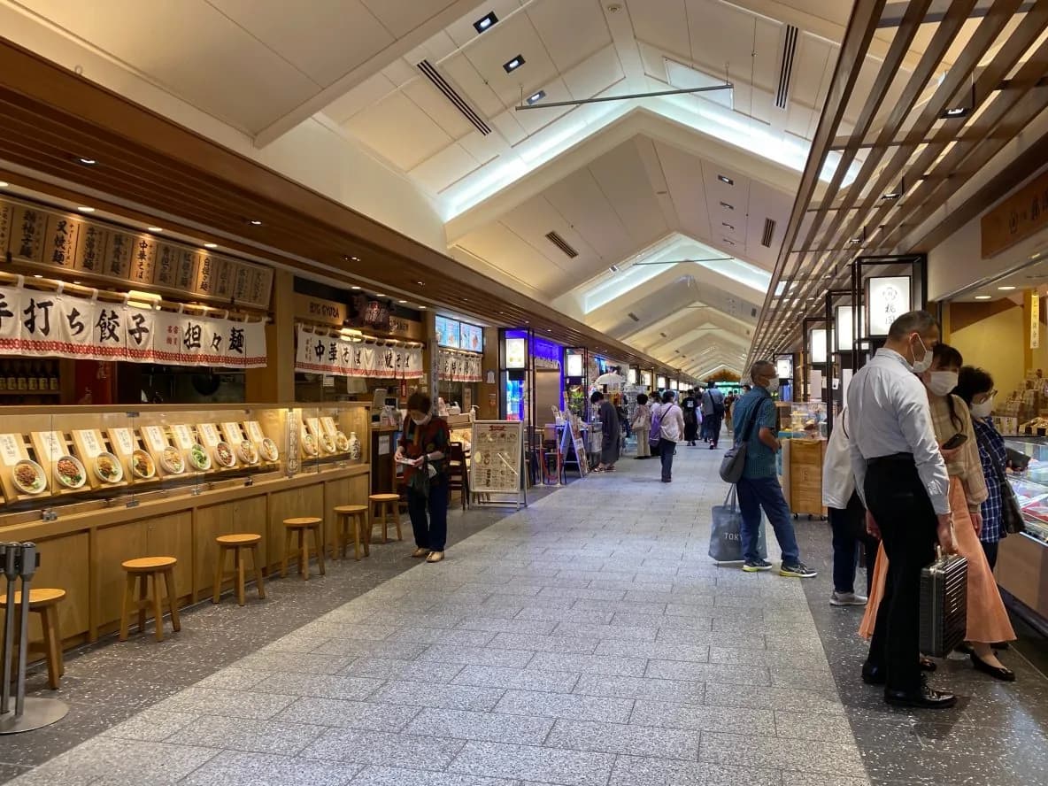 La galería de tiendas de Tokyo Solamachi, con sus puestos de comida y bancos de madera