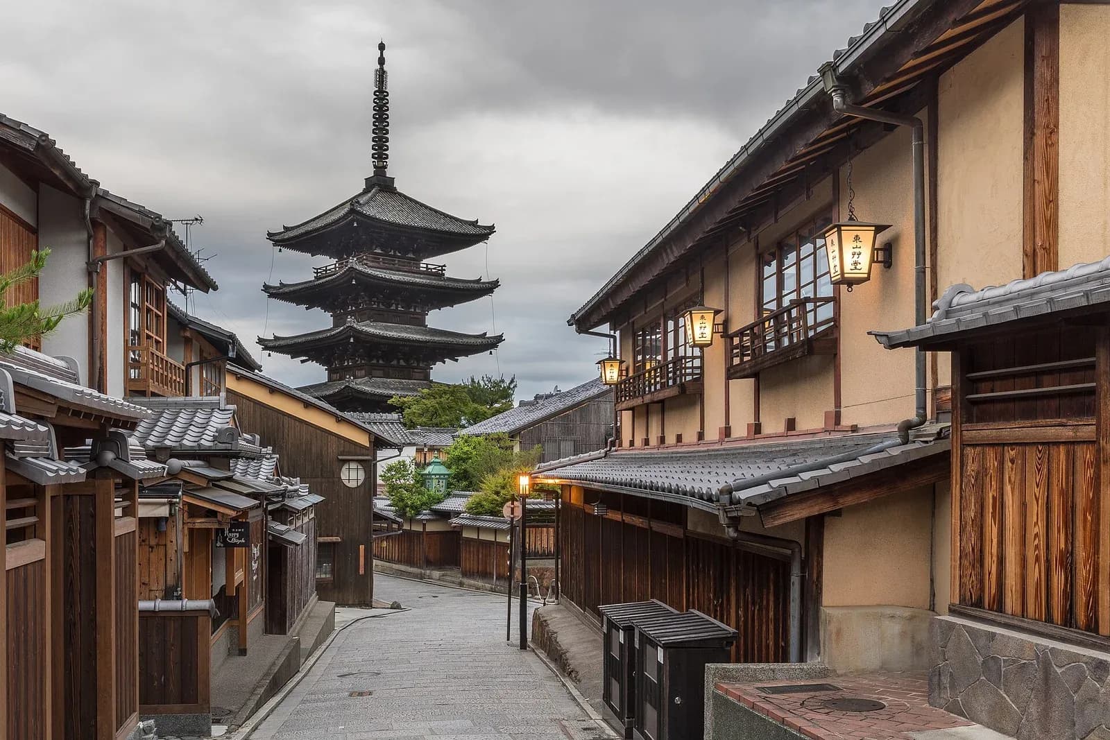 Yasaka-dori con la pagoda de Hokan-ji al fondo, a primera hora. Esta misma calle a las once de la mañana es una cola de gente.